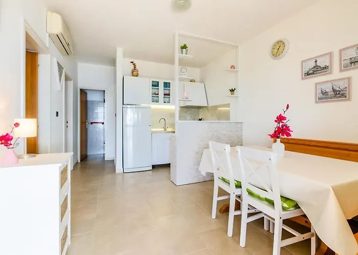 10063c Apartment *